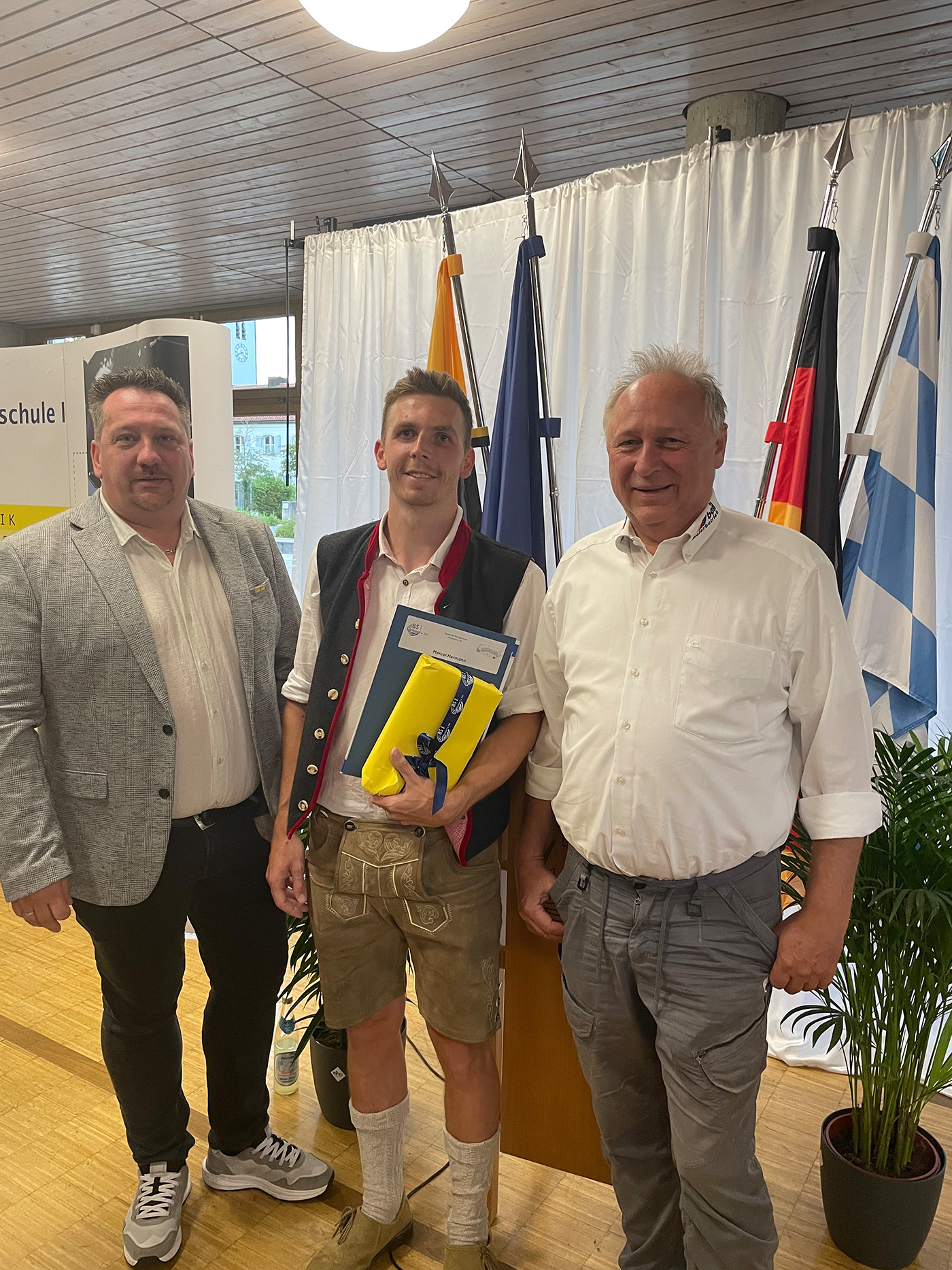 Obermeister Jürgen Beil und Ricardo Schmidbauer Geschäftsführer der Münchner Innung gratulieren Marcel Hermann zum Staatspreis.
